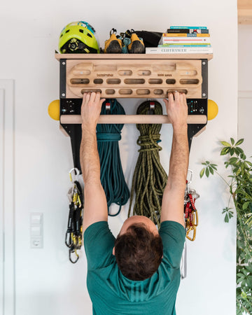 klettersachen aufbewahren Clevo Wall: Kletterwand für Zuhause inkl. Zubehör Aufbewahrung